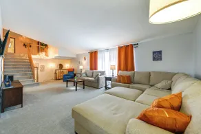 Deck & Seasonal Pool: Spacious Home Near Buffalo! - Innvendig
