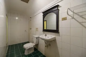 RedDoorz Plus near Ancol - Bathroom