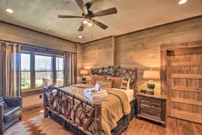 Luxurious Mountain Getaway w/ Game Room + Hot Tub! - Innvendig