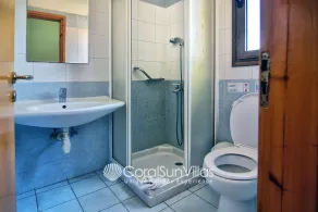 Large Pool Garden, Billiard, Peaceful Area, Near to the Sea, Coral Bay Paphos - Bathroom