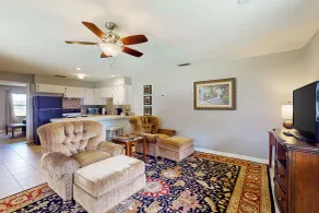 1 BR Guesthouse w/ Full Kitchen & Lake View - Interior