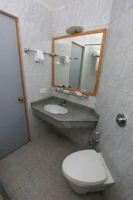 Highgates Hotel - Bathroom