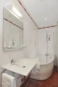 A l'Hôtel Des Roys - Bathroom