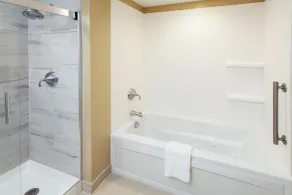 Holiday Inn Express & Suites Sandusky by IHG - Baño