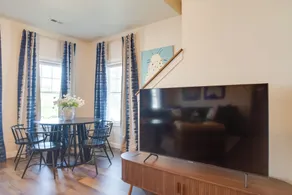 Near TBK Bank Sports Complex: Quad Cities Townhome - Interiör