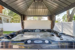 Hot Tub, Grill & Games! Family Getaway in St Louis - Interior