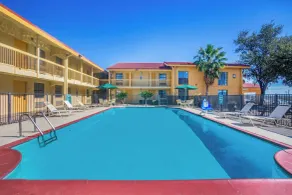 Super 8 by Wyndham Eagle Pass - Basseng