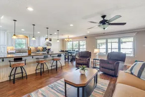 Waterfront Retreat w/ Dock on Cedar Creek Lake! - Innvendig