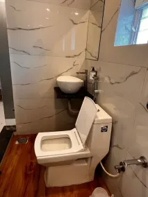 Hotel Aaditya Inn - Bathroom