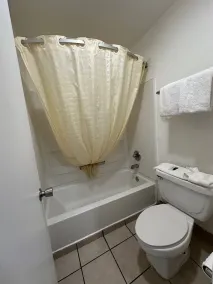 Desert Sands Inn & Suites - Bathroom