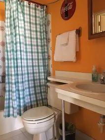 East Island Waterfront Suites - Baño