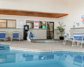 Quality Inn & Suites Albuquerque West - Pool