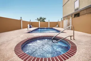 La Quinta Inn & Suites by Wyndham Mercedes Outlet Mall - Piscine