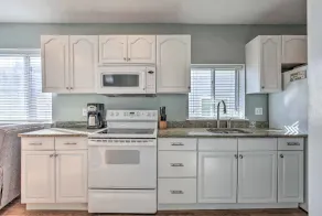 York Beachfront Condo - Steps to Long Sands! - Innvendig