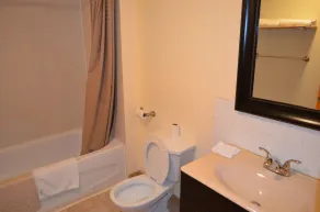 Two Hills Inn - Bathroom