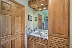 Spacious House w/ Wraparound Deck + Mtn Views! - Badezimmer