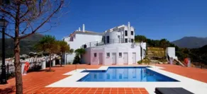 Stylish 3 bed house 2 bathrooms, with patio, roof terrace and communal pool 5 minutes away from the beautiful Spanish white village of Casares Pueblo and only 20 mins from the sea - Piscina