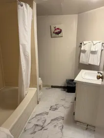 Thriftlodge Edmonton - Bathroom