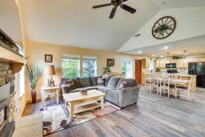 Cozy Ronald Retreat w/ Community Amenities! - Innvendig