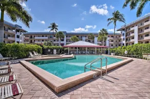 Relaxing Waterfront 2-Story Retreat w/ Pool Access - Innvendig
