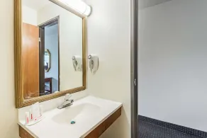 Super 8 by Wyndham Hartford - Baño