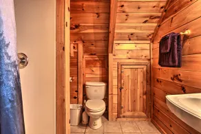'Sky Harbor' Sevierville Cabin w/ Hot Tub & Deck! - Interni