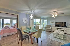 Bright Emerald Isle Condo w/ Private Beach Access! - Interiør