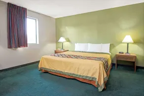 Super 8 by Wyndham Eureka/Six Flags Nearby - Chambre