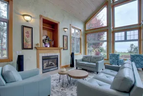 Lakefront Algoma Home w/ Deck, Grill & Fireplace - Interiør