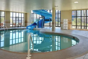 Courtyard by Marriott Kingston Highway 401 - Piscine