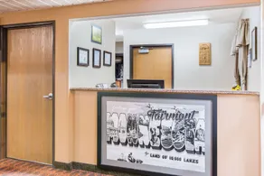 Super 8 by Wyndham Fairmont - Lobby