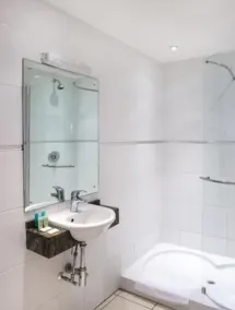 OYO The Luton Hotel - Bathroom