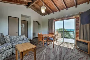 Burkesville Apt w/ Deck, Views & Pool Access! - Interiør