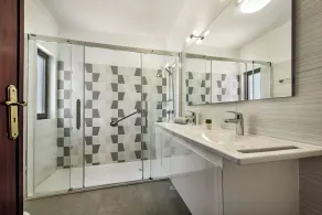 Wohnstraße ohne Durchgangsverkehr, fußläufig zum Zentrum, privater Pool, kostenlose Klimaanlage & WLAN - Badezimmer