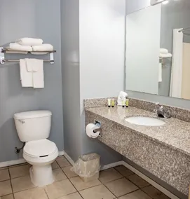 Days Inn by Wyndham Plainview Texas - Bathroom