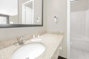 Super 8 by Wyndham Bay St. Louis - Salle de bain