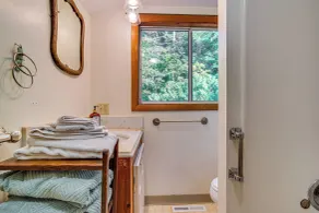 Steps to Beach: Timeless Home w/ Cotuit Bay View! - Innenbereich