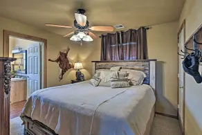 Charming Vian Retreat w/ Private Deck & Grills! - Værelse