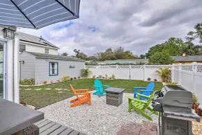 Tampa Bay Area Cottage w/ Gas Grill and Fire Pit! - Intérieur