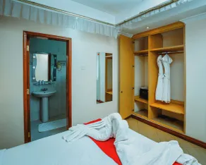 Sakinas Luxury Suites - Quarto