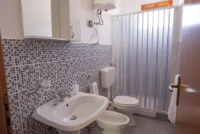 Einzmmerwohnung nur 200 Meter vom Meer entfernt - Badezimmer