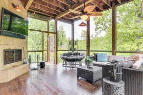 Hot Tub & Trail Access: 'treehouse' in Landrum! - Interiør