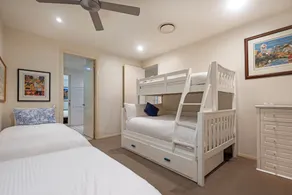 Pavillions 17 Waterfront with Private Pool and Buggy - Chambre