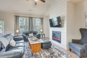 1 Mi to Lake Lanier: Modern Home w/ Patio & Yard! - Interiør