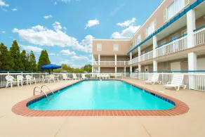 Baymont by Wyndham Louisville East - Piscine