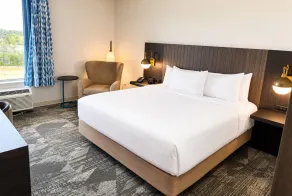 La Quinta Inn & Suites by Wyndham Mebane - Room