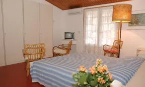 Spacious villa with garden by the sea - Room