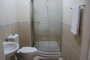 Kinzi House - Bathroom
