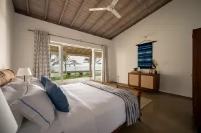 Nil Ralla - 5BR Beachfront Villa, Private Pool, Cook - Zimmer