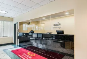 Econo Lodge Inn & Suites Chambersburg Central - Lobby
